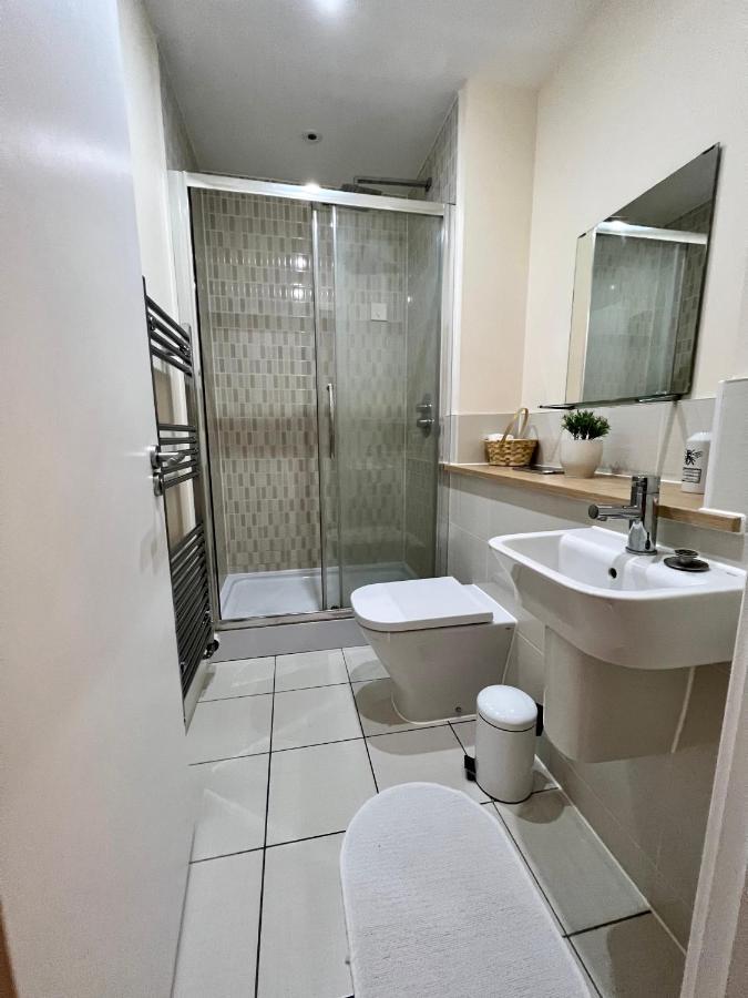 Spacious 2-Bedroom House With Free Parking Чатъм Екстериор снимка