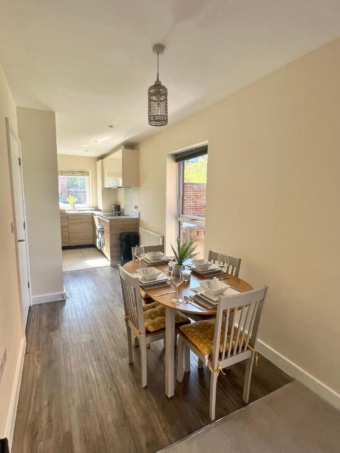 Spacious 2-Bedroom House With Free Parking Чатъм Екстериор снимка