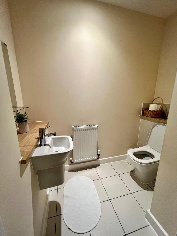 Spacious 2-Bedroom House With Free Parking Чатъм Екстериор снимка